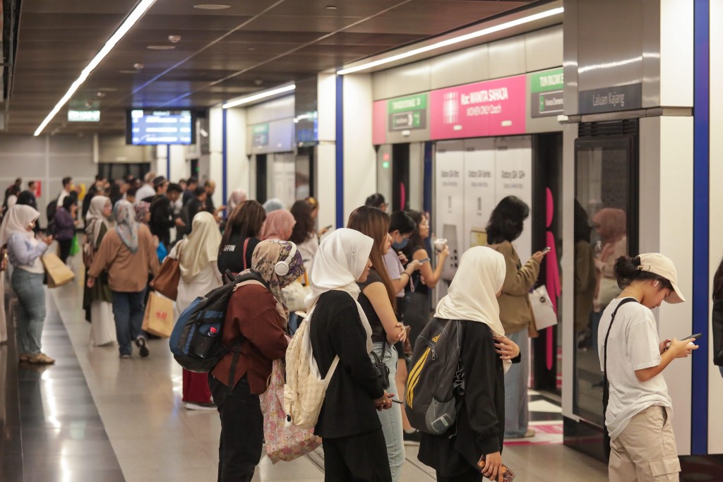 MRT commuters crowded at Tun Razak Exchange (TRX) station. —YAP CHEE HONG/The Star