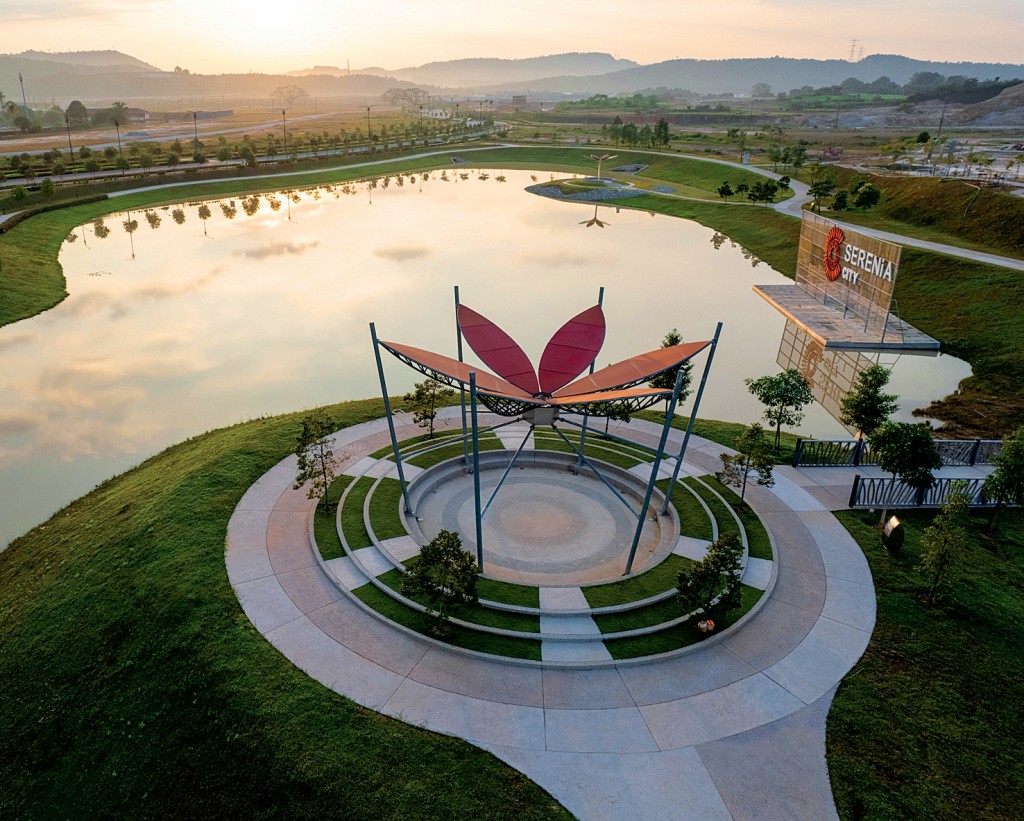 The Central Park and Amphitheatre faces the lake, offering residents a tranquil place to mingle and rest from walking, jogging or cycling.