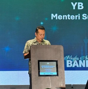 Nik Nazmi hopes the winners will increase their commitment towards low carbon city. 