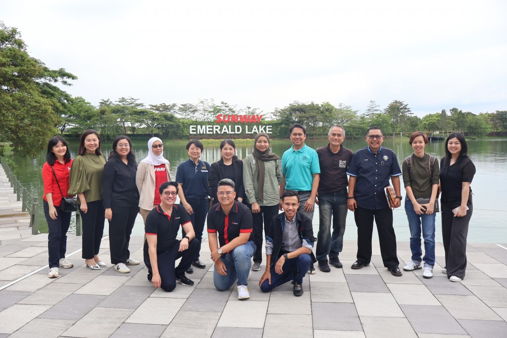 The Sunway Property team strikes a pose with the StarProperty crew and judges at the Emerald Lake at Sunway City Iskandar Puteri in Johor.