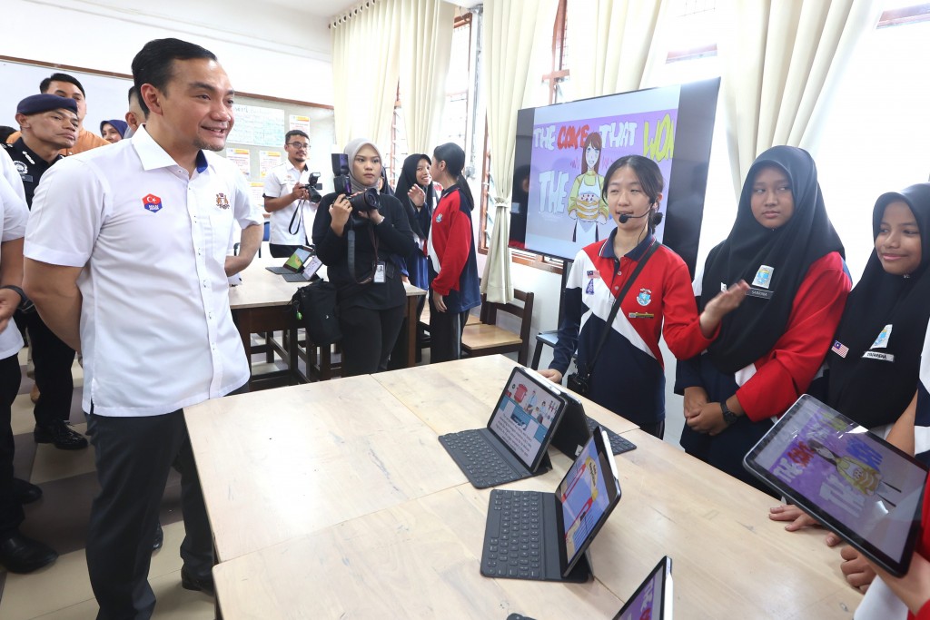 Onn Hafiz (left) visiting one of the smart classroom at SMK Tasek Utara, Johor Baru. — THOMAS YONG/The Star