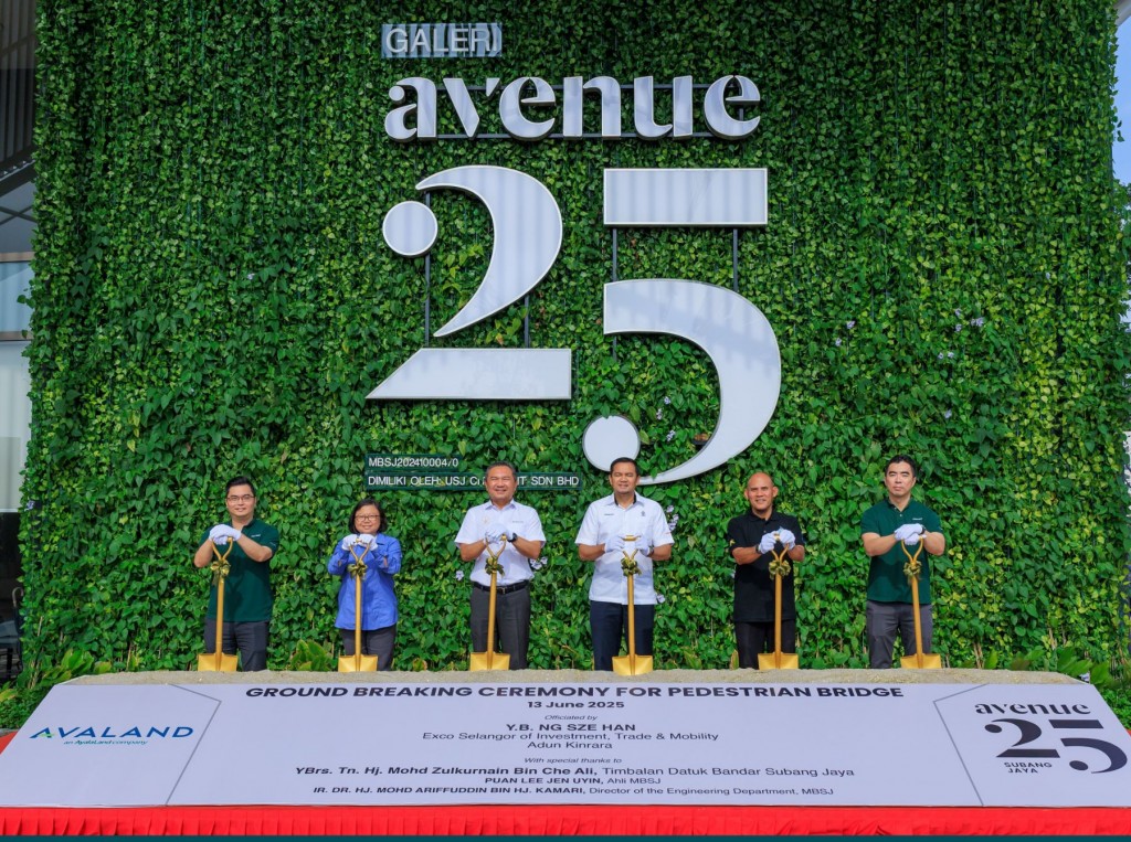 From left are project development director Wee Pang Siang, Lee, Ng, Mohd Zulkurnain and Aw at the groundbreaking event.