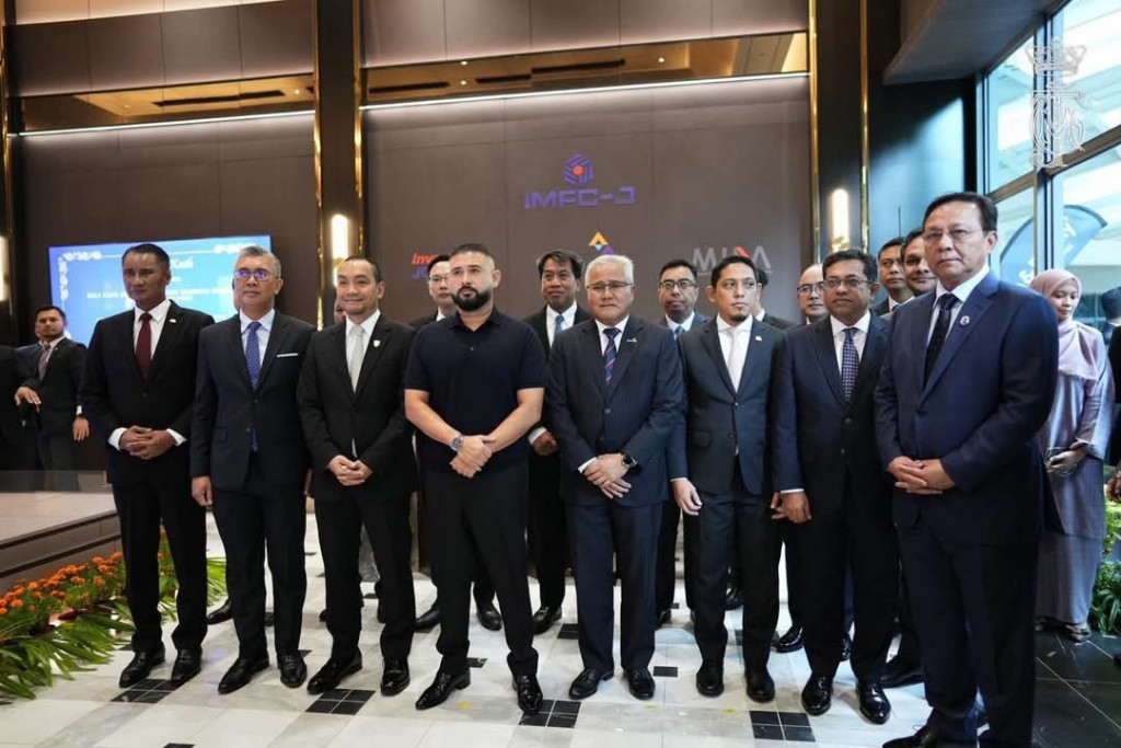 Johor Regent Tunku Ismail Ibni Sultan Ibrahim (fourth from left) during the launch of the Invest Malaysia Facilitation Centre - Johor (IMFC-J) in Forest City in Johor. Looking on are Onn Hafiz and Investment, Trade and Industry Minister Datuk Seri Tengku Zafrul Tengku Abdul Aziz.