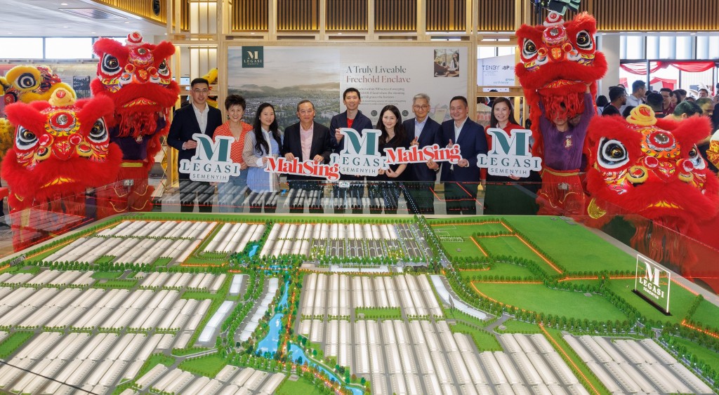 Mah Sing’s senior management team celebrating the official grand opening of M Legasi Show Village with Leong (fourth from left).