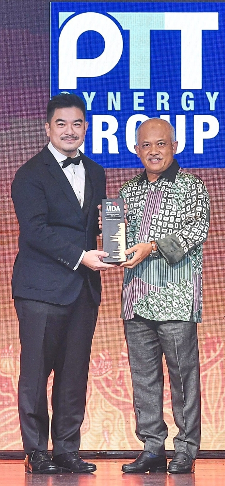 PTT Logistics chief executive officer Dan Then Ikh Choo (left) receiving the MDA 2025 trophy from Housing and Local Government Ministry secretary-general Datuk Wira M Noor Azman Taib.