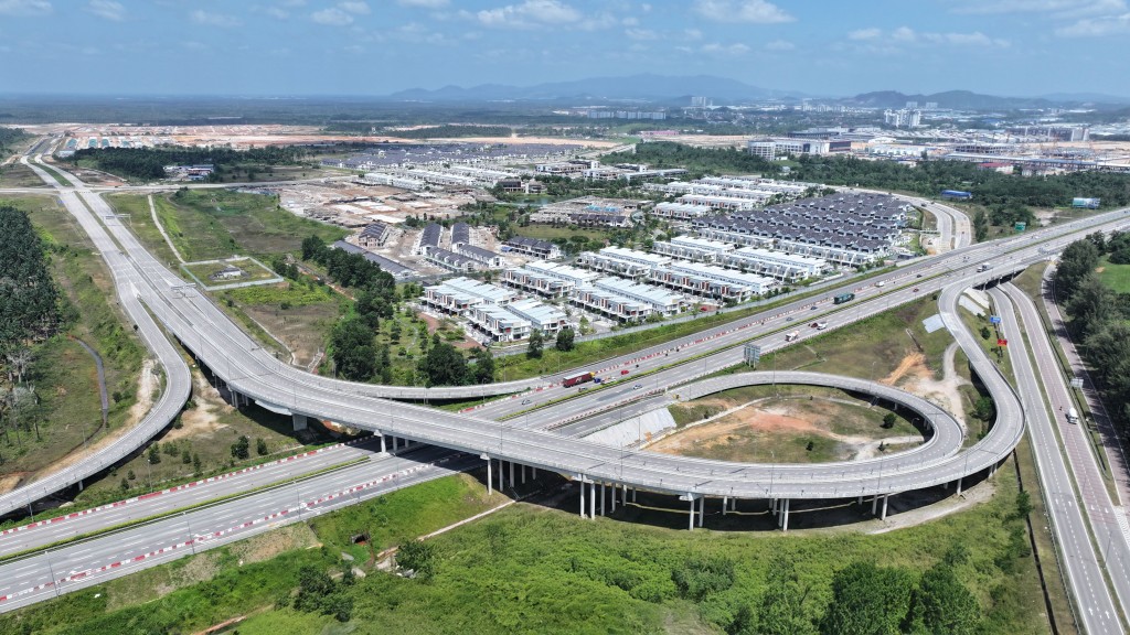 The Gerbang Nusajaya Interchange shortens the access to the Tuas Second Link.