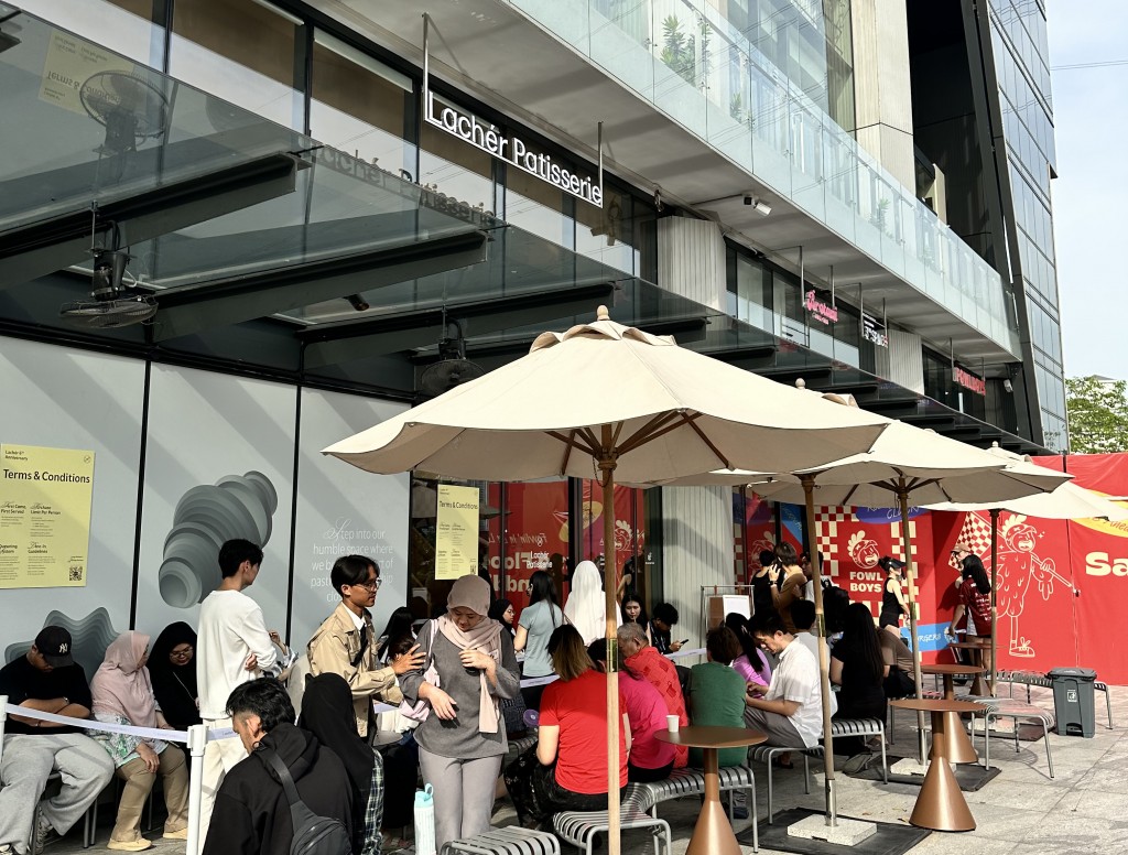 A vibrant crowd enjoying retail moments curated by 3RD SPACE™