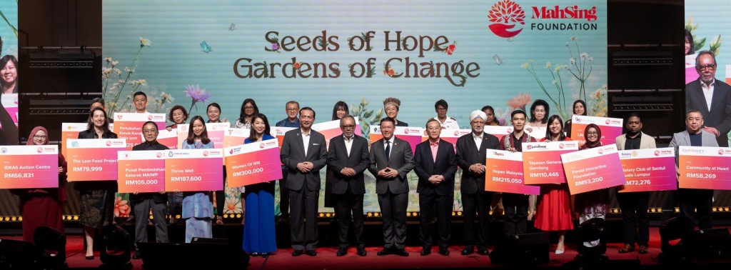 (First row, 6th from left) Dr Noor Hisham, Indera, Nga, Leong and Dr Manjit with the beneficiaries of Mah Sing Foundation.